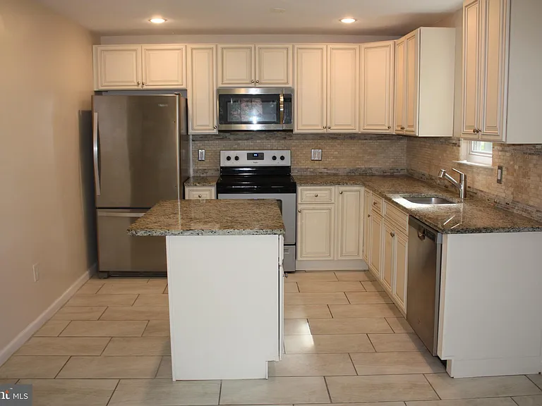 60 Providence Ave — Photo 8