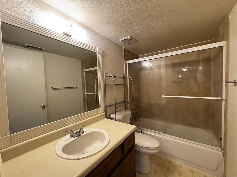 1318 Holland Park Blvd — Photo 8