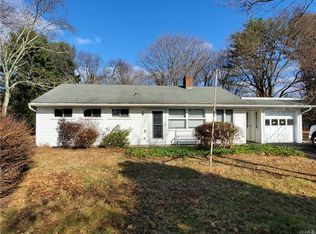 5 Circle Dr, Mount Kisco, NY 10549