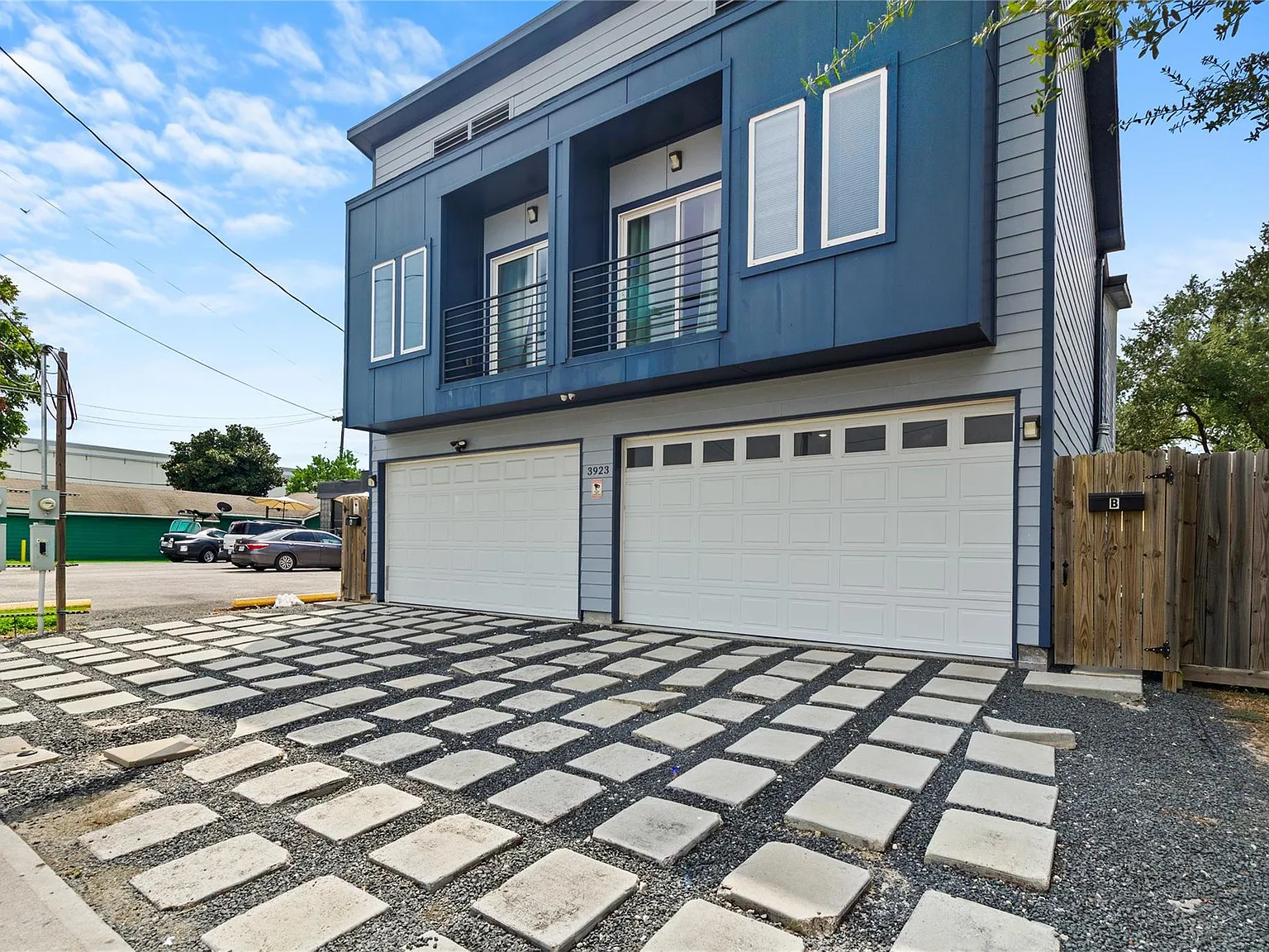 3 bed, 2.5 bath, 1339 sqft, $2,200 — Photo 2