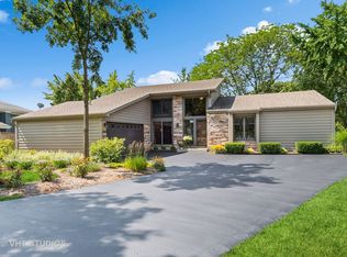 8324 Mending Wall Dr, Woodridge, IL 60517