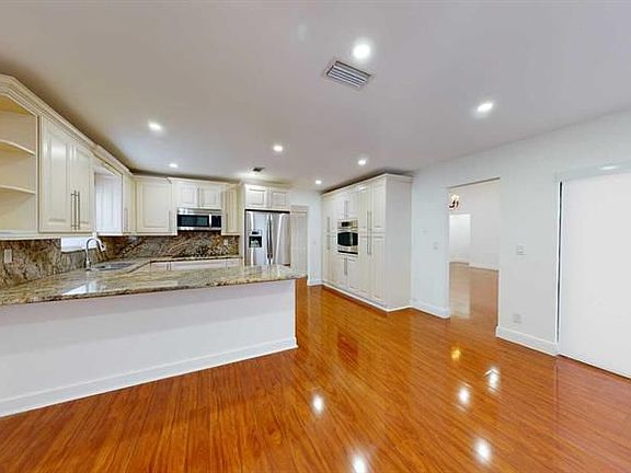 5th image of 21191 White Oak Ave