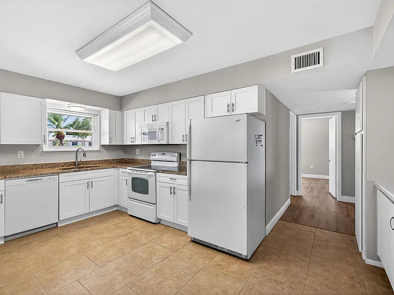 1528 Chevy Chase Dr — Photo 5