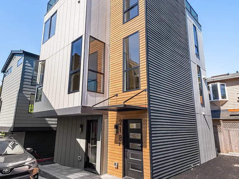218 21st Ave E — Photo 5
