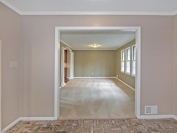 5th image of 581 Village Green Ct