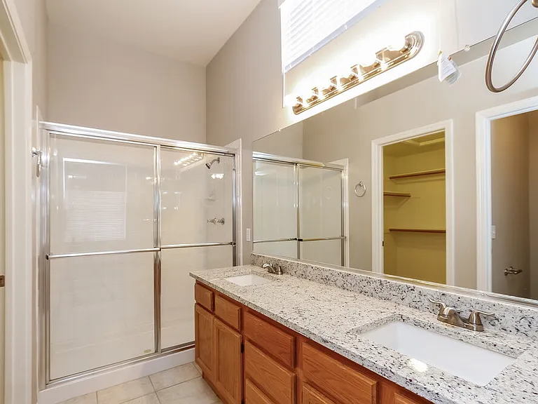 5560 Merriweather Dr — Photo 13