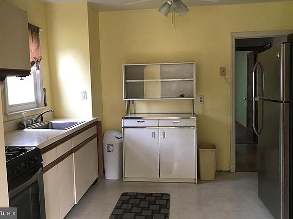 5th image of 12 Hanford Dr