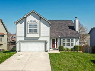 209 Essex Dr, Smithville, MO 64089