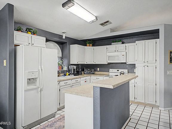 4th image of 407 E CENTURY Avenue