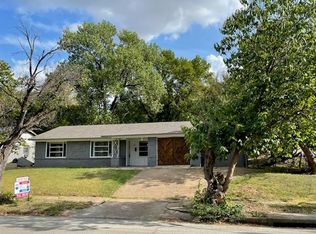 517 W Phillips Ct, Grand Prairie, TX 75051