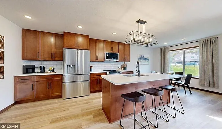 18001 Walnut Cir — Photo 4