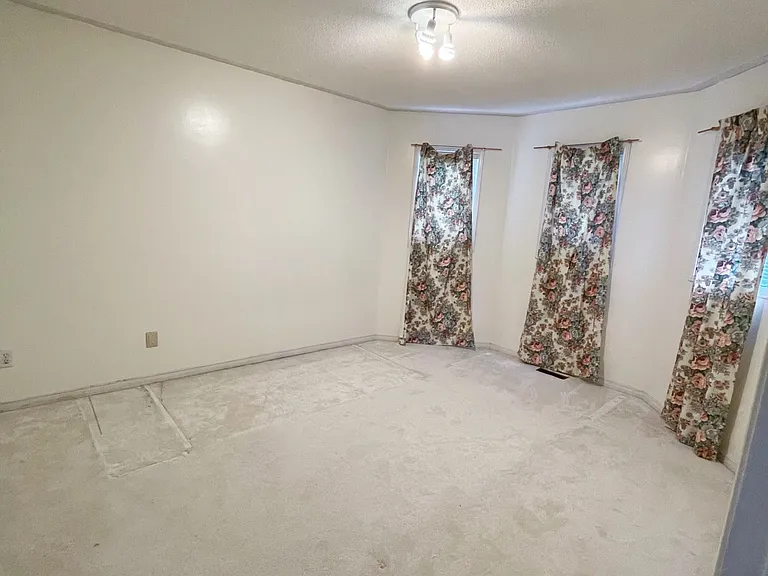 53 Brown St W — Photo 17