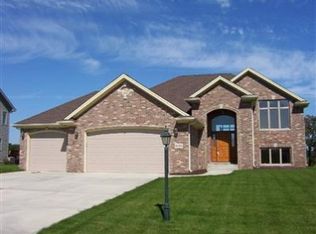 8710 Doubletree Dr, Crown Point, IN 46307