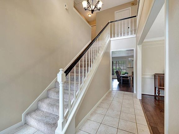 4th image of 15110 Greenleaf Ln