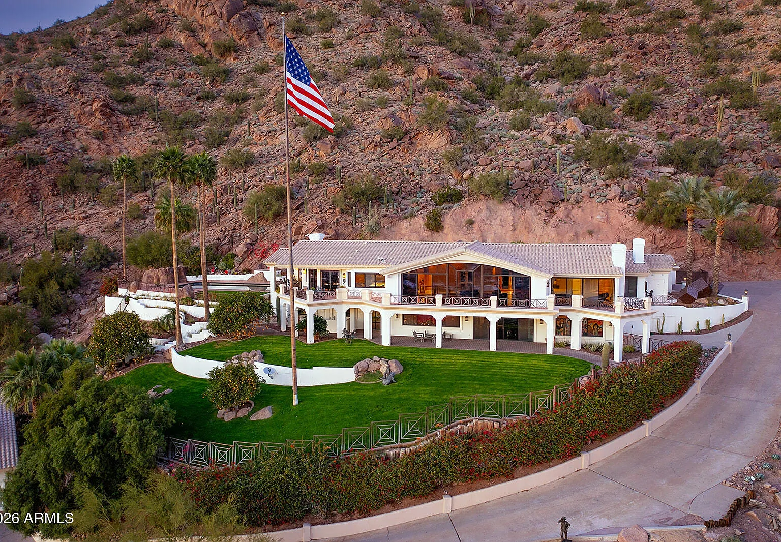 6 bed, 6.5 bath, 7900 sqft, $50,000 — Photo 2