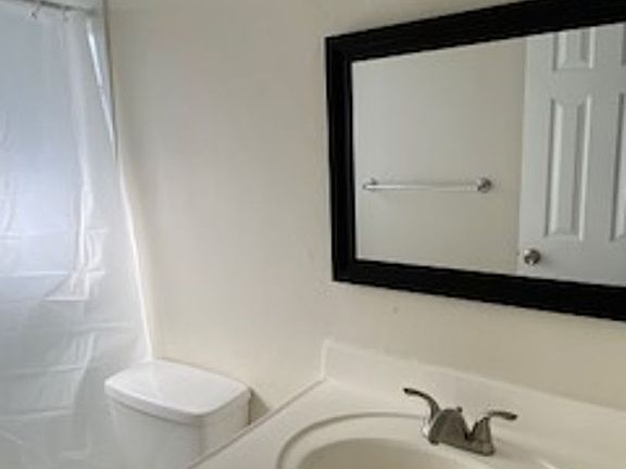 4th image of 1078 NE 39th St APT 30