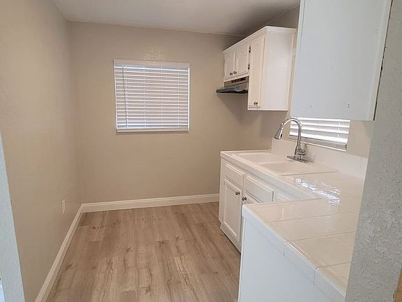 3rd image of 4422 1/2 Stanford Ave