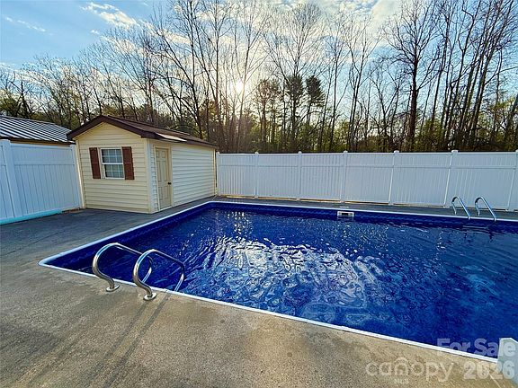 5th image of 902 Meadowood Dr NE