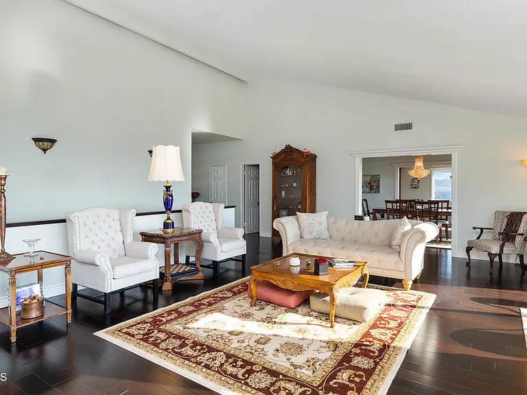 1234 E Tujunga Ave — Photo 22