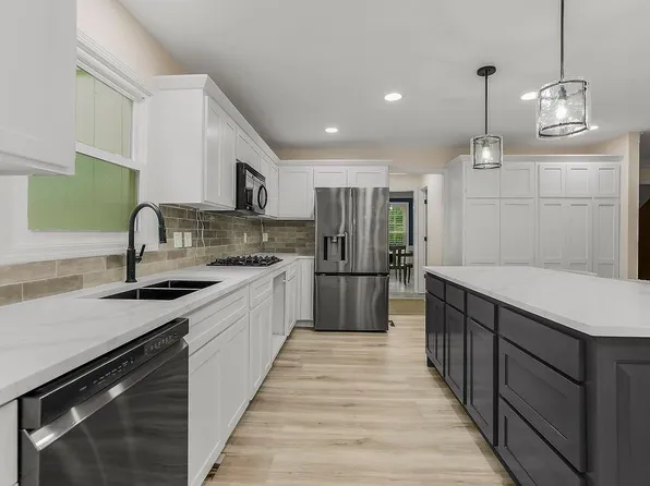 2404 SW Clear Creek Ct, Blue Springs, MO 64015