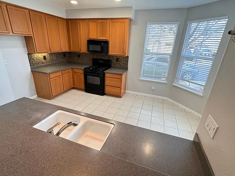2451 Hanson Dr — Photo 10