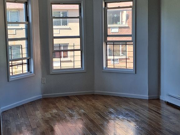 3rd image of 1008 University Ave #3