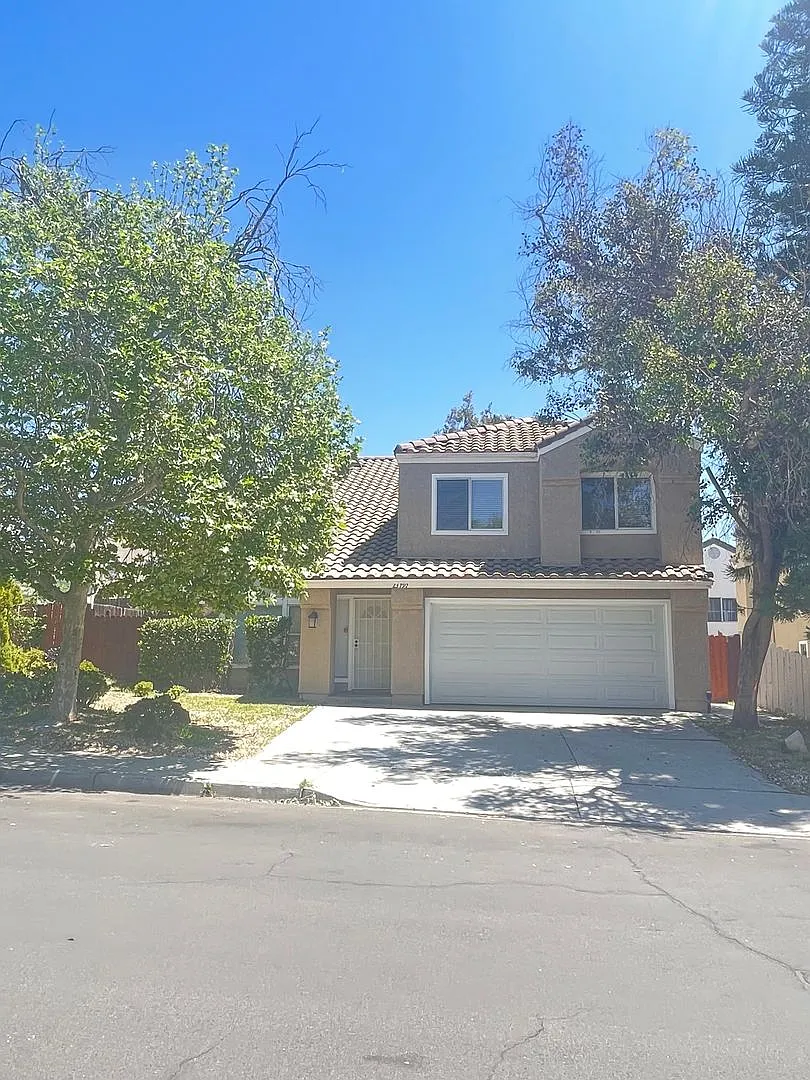 Centraly Located Shopping, Fwy, 2 story, 4 bedrooms 2.5 bath, patio with fence. new paint. — Photo 1