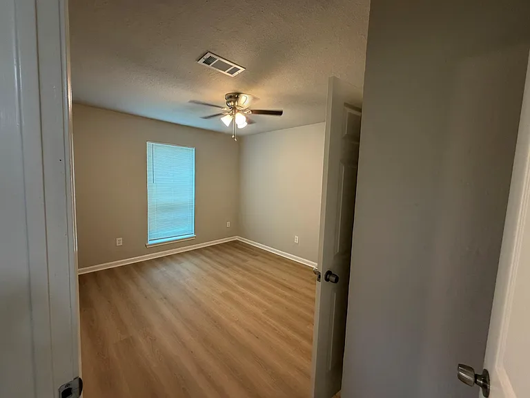4706 N Wayside Dr — Photo 4