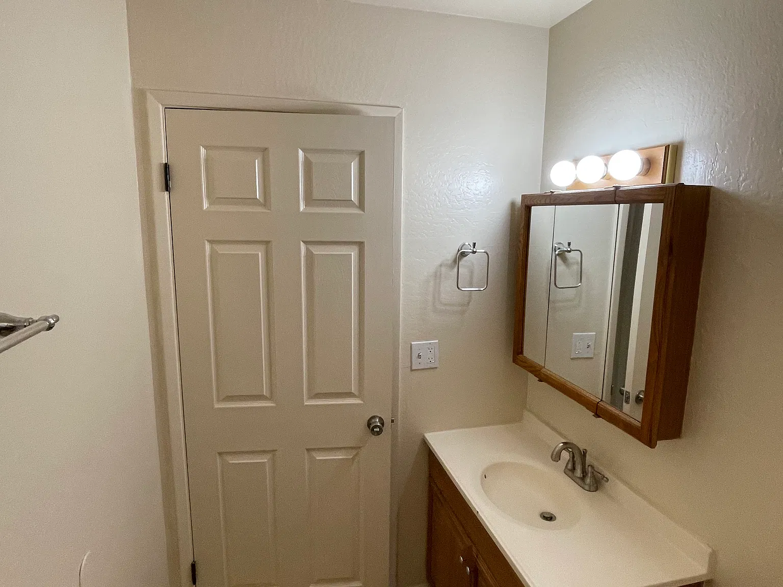 3 bed, 936 sqft, $1,470 — Photo 4