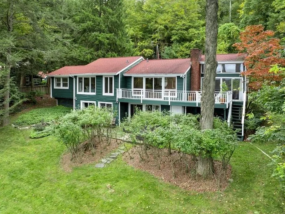 38 Bishop Park Rd
