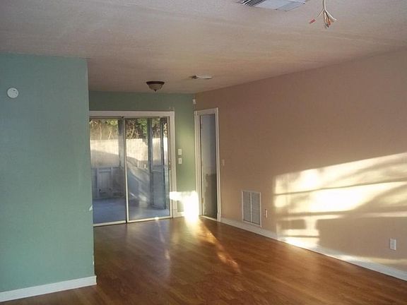 2nd image of 420 SW Bradshaw Cir