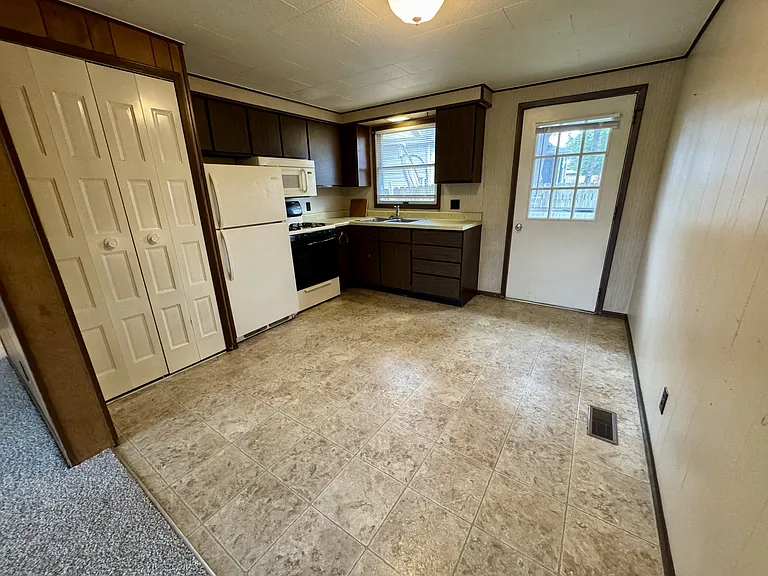 723 E Market St #B — Photo 5