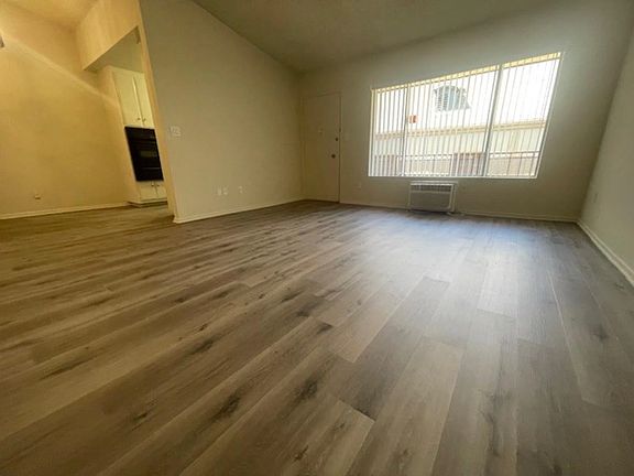 4th image of 2043 N Beachwood Dr APT 10