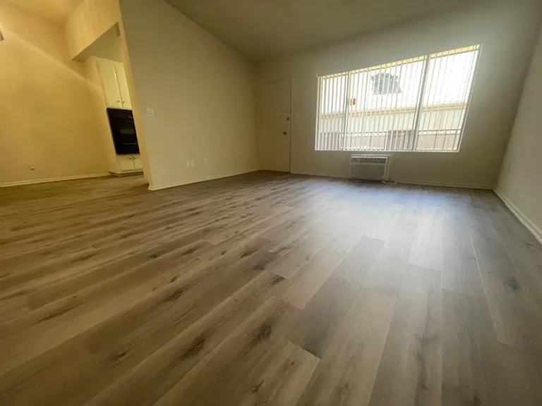 2043 N Beachwood Dr #10 — Photo 4
