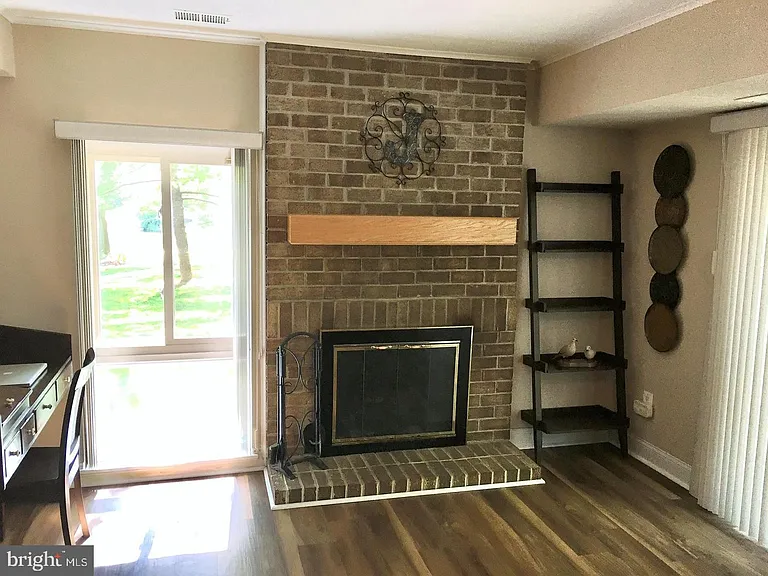 1127 Thackary Ct — Photo 2