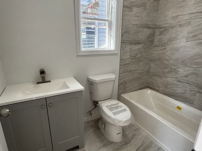565 E 24th St #202 — Photo 11