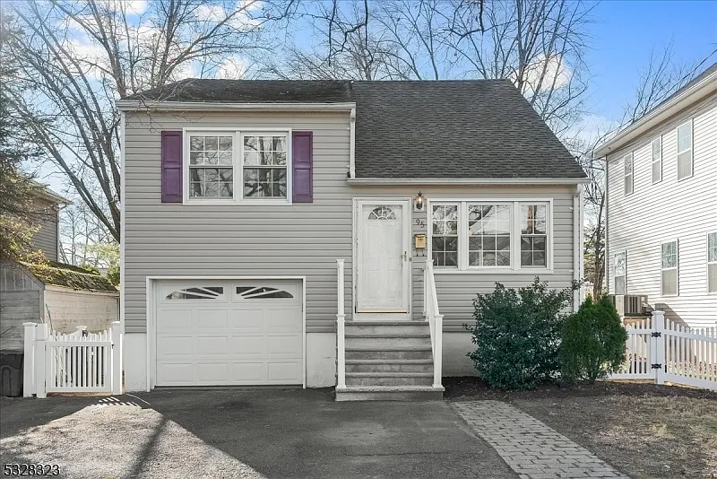 95 Lake Shore Dr photo 1