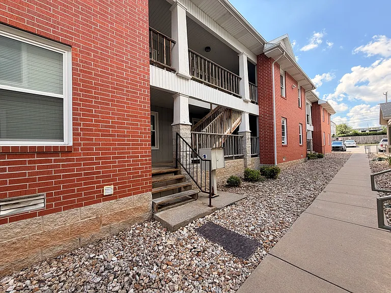 1024 E Walnut St — Photo 9