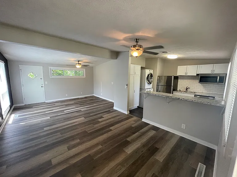235 W Rio Rd — Photo 4