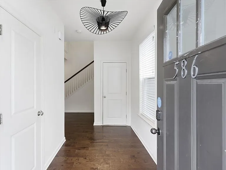 586 Morrow Ln SW — Photo 3