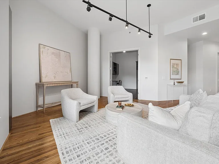 5005 Hidalgo St #210 — Photo 9