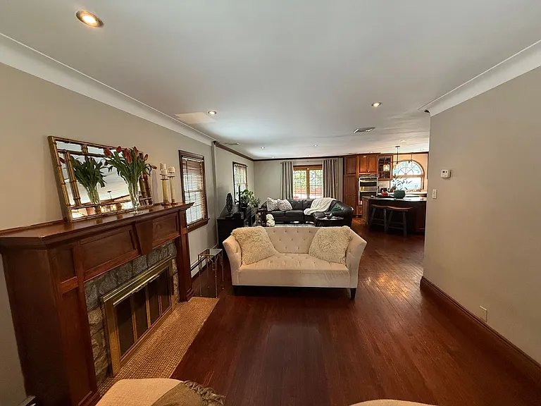 20 Mayfair Ct — Photo 4