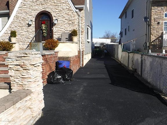 5th image of 137 Whitman Ave