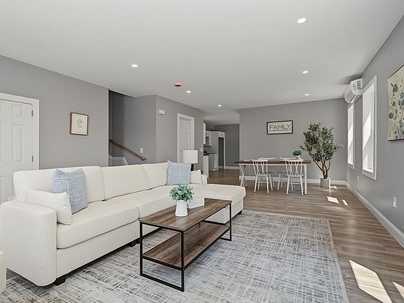 4th image of 85 Middle St