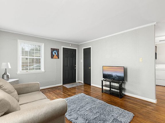 4th image of 1303 Hickory Ave