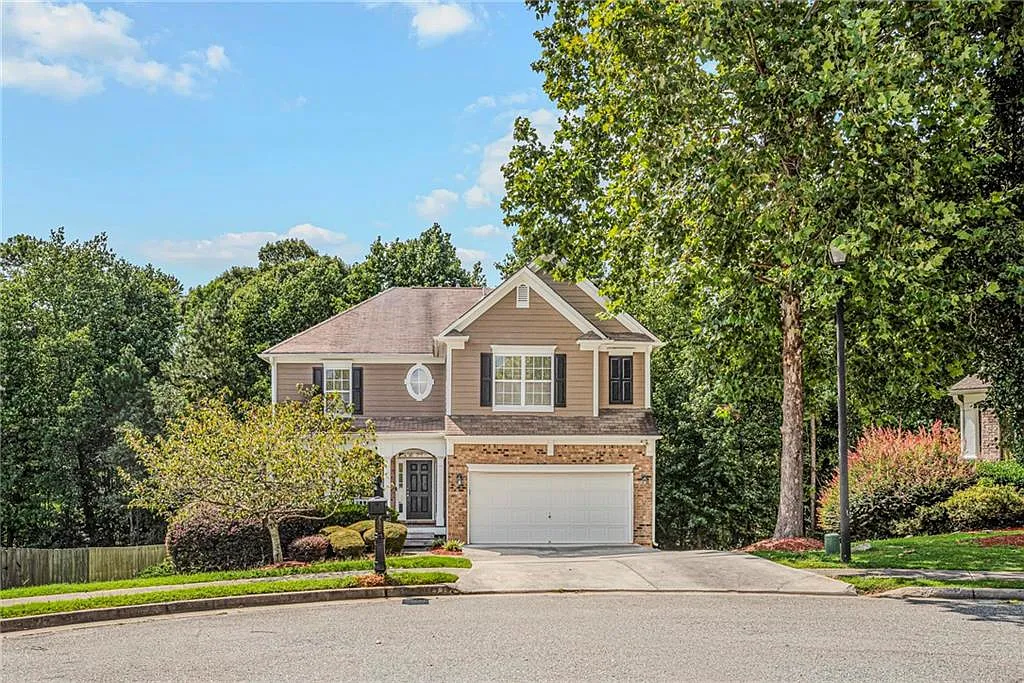 4 bed, 2.5 bath, $2,400 — Photo 2