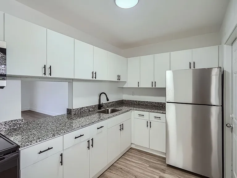 Kitchen 1 - Lakeshore Presidential Apartments Kitchen 1 - Lakeshore Presidential Apartments