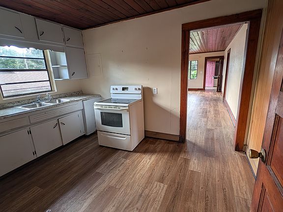 2nd image of 640 W 12th St