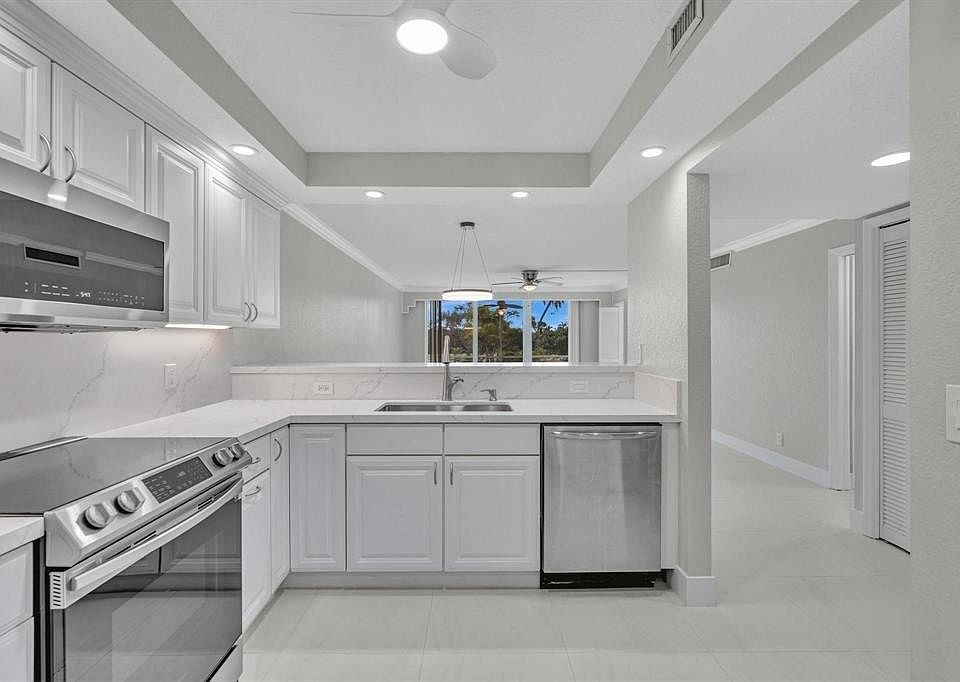 1st image of 3800 Oaks Clubhouse Drive #201