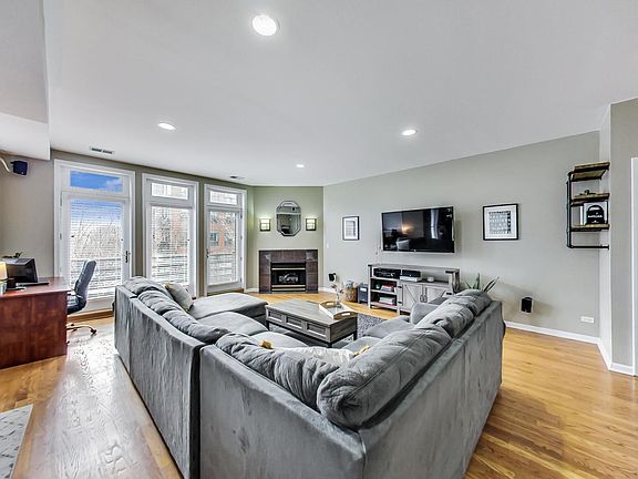 2nd image of 854 W Erie St #2E